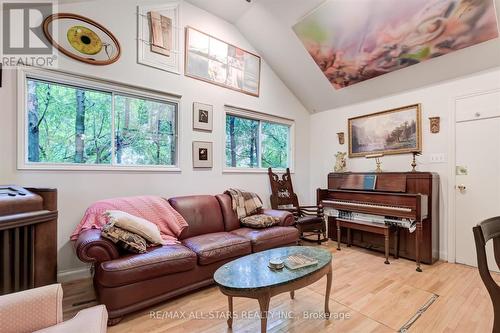 18 Aylesford Drive, Toronto, ON - Indoor Photo Showing Living Room