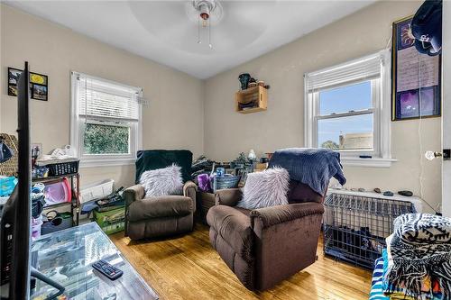 120 Cameron Avenue S, Hamilton, ON - Indoor Photo Showing Living Room