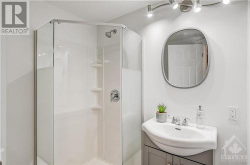 2160 Monteith Street, Ottawa, ON - Indoor Photo Showing Bathroom