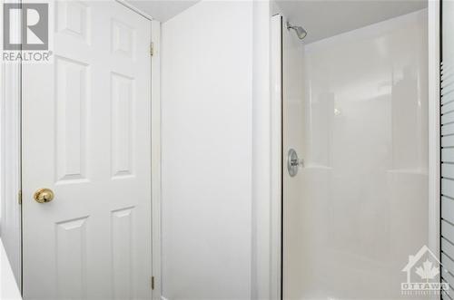 24 Maclean Street, Ottawa, ON - Indoor Photo Showing Bathroom