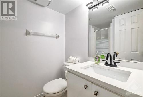 24 Maclean Street, Ottawa, ON - Indoor Photo Showing Bathroom