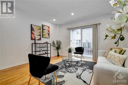 24 Maclean Street, Ottawa, ON - Indoor Photo Showing Living Room