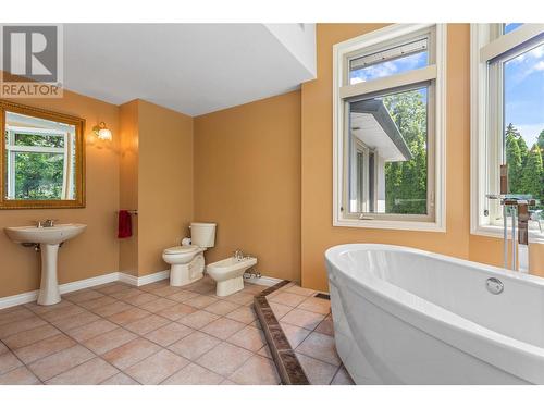 3761 Mcculloch Road, Kelowna, BC - Indoor Photo Showing Bathroom