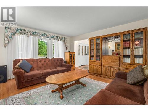 3761 Mcculloch Road, Kelowna, BC - Indoor Photo Showing Living Room