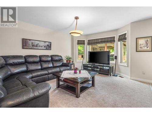 3761 Mcculloch Road, Kelowna, BC - Indoor Photo Showing Living Room