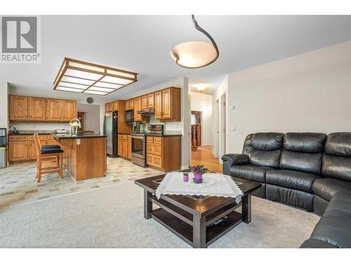 3761 Mcculloch Road, Kelowna, BC - Indoor Photo Showing Living Room