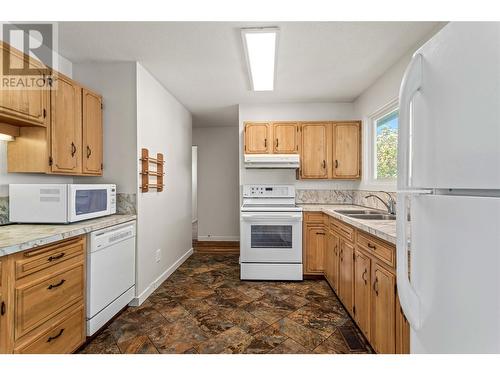 999 Skyline Road, West Kelowna, BC - Indoor Photo Showing Kitchen With Double Sink