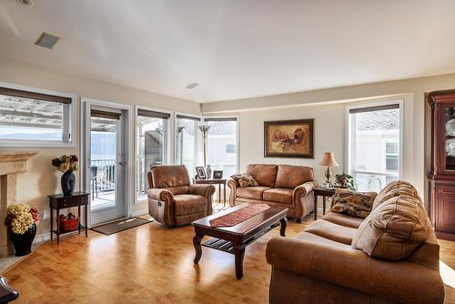 3685 Morningside Drive, West Kelowna, BC - Indoor Photo Showing Living Room