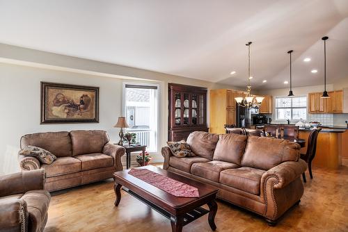 3685 Morningside Drive, West Kelowna, BC - Indoor Photo Showing Living Room