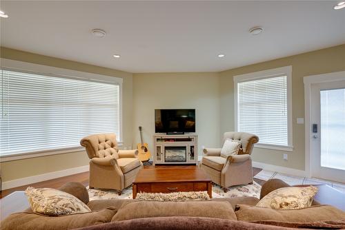 12541 Lake Vista Court, Lake Country, BC - Indoor Photo Showing Living Room