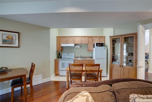 12541 Lake Vista Court, Lake Country, BC - Indoor Photo Showing Kitchen