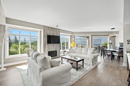 412-3865 Truswell Road, Kelowna, BC - Indoor Photo Showing Living Room With Fireplace