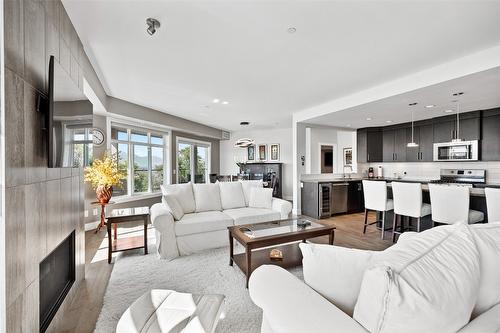 412-3865 Truswell Road, Kelowna, BC - Indoor Photo Showing Living Room