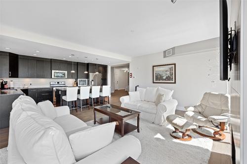 412-3865 Truswell Road, Kelowna, BC - Indoor Photo Showing Living Room