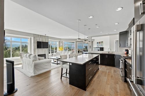 412-3865 Truswell Road, Kelowna, BC - Indoor Photo Showing Kitchen With Stainless Steel Kitchen With Upgraded Kitchen