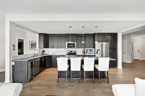 412-3865 Truswell Road, Kelowna, BC - Indoor Photo Showing Kitchen With Stainless Steel Kitchen With Upgraded Kitchen