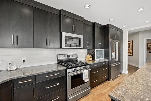 412-3865 Truswell Road, Kelowna, BC - Indoor Photo Showing Kitchen With Stainless Steel Kitchen With Upgraded Kitchen