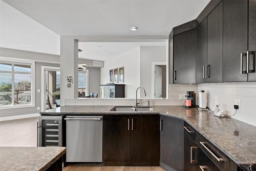 412-3865 Truswell Road, Kelowna, BC - Indoor Photo Showing Kitchen With Double Sink With Upgraded Kitchen