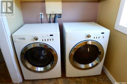 331 3Rd Avenue W, Assiniboia, SK - Indoor Photo Showing Laundry Room