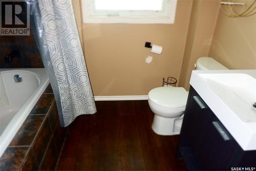 331 3Rd Avenue W, Assiniboia, SK - Indoor Photo Showing Bathroom