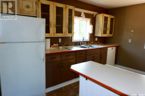 331 3Rd Avenue W, Assiniboia, SK - Indoor Photo Showing Kitchen With Double Sink