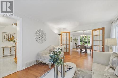 1 Hartford Place, Ottawa, ON - Indoor Photo Showing Living Room