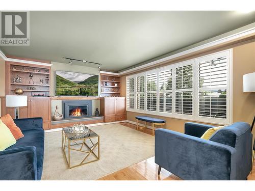 1400 Springfield Road, Kelowna, BC - Indoor Photo Showing Living Room With Fireplace