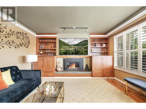 1400 Springfield Road, Kelowna, BC - Indoor Photo Showing Living Room With Fireplace