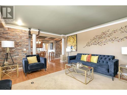 1400 Springfield Road, Kelowna, BC - Indoor Photo Showing Living Room