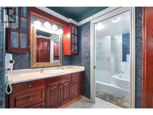 1400 Springfield Road, Kelowna, BC - Indoor Photo Showing Bathroom