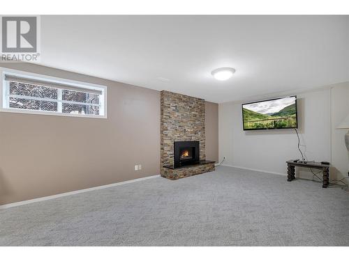 1400 Springfield Road, Kelowna, BC - Indoor With Fireplace