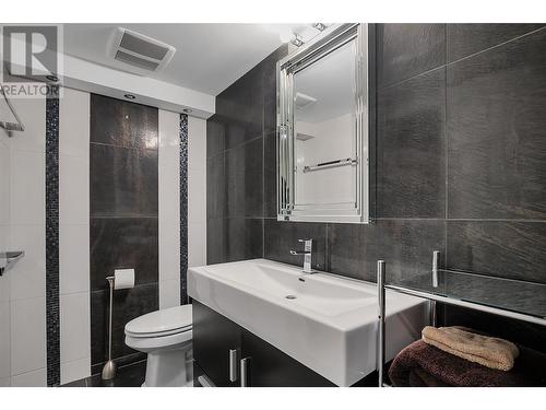 1400 Springfield Road, Kelowna, BC - Indoor Photo Showing Bathroom