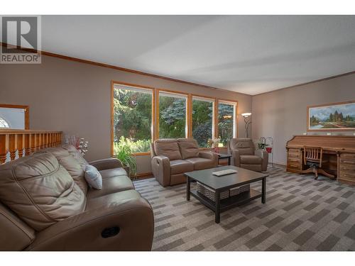 4330 Kirkby Court, Kelowna, BC - Indoor Photo Showing Living Room