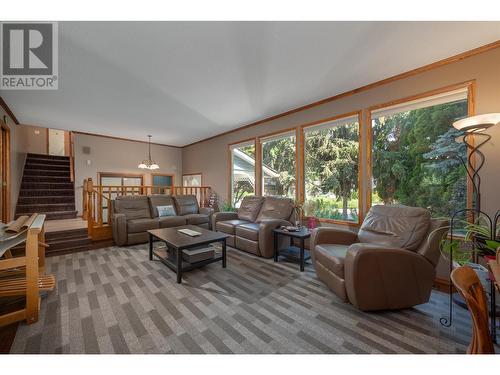 4330 Kirkby Court, Kelowna, BC - Indoor Photo Showing Living Room