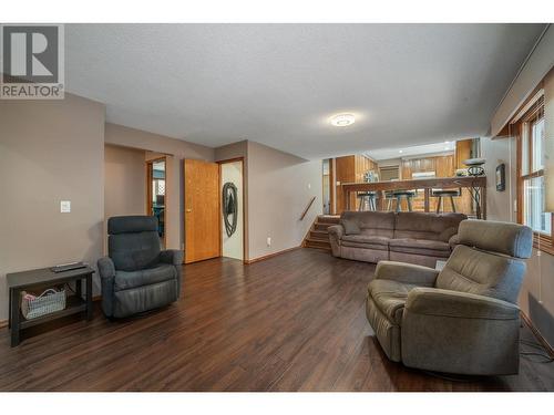 4330 Kirkby Court, Kelowna, BC - Indoor Photo Showing Living Room