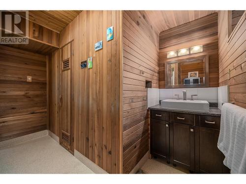 4330 Kirkby Court, Kelowna, BC - Indoor Photo Showing Bathroom