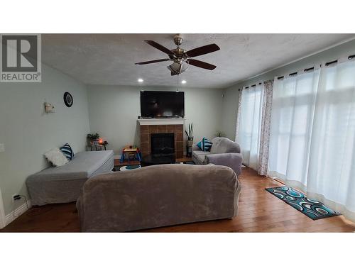 1092 Rockcliffe Road, Oliver, BC - Indoor Photo Showing Living Room With Fireplace