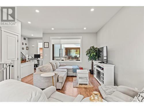 4602 20 St Unit# 10, Vernon, BC - Indoor Photo Showing Living Room