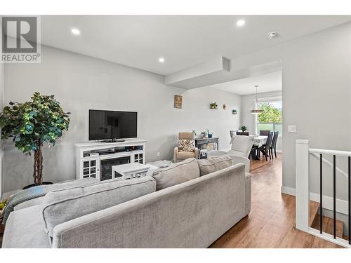 4602 20 St Unit# 10, Vernon, BC - Indoor Photo Showing Living Room