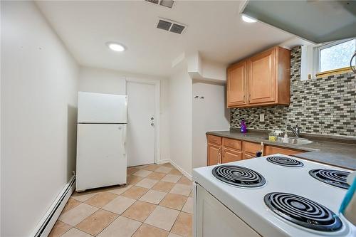 120 Cameron Avenue S, Hamilton, ON - Indoor Photo Showing Kitchen