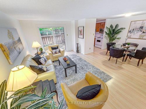 12 Quail Cres, Barrie, ON - Indoor Photo Showing Living Room