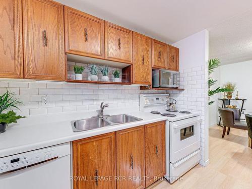 12 Quail Cres, Barrie, ON - Indoor Photo Showing Kitchen With Double Sink