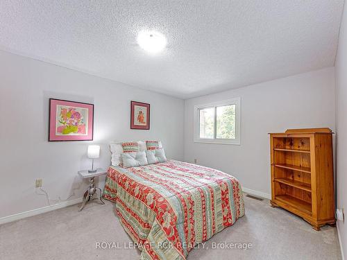 12 Quail Cres, Barrie, ON - Indoor Photo Showing Bedroom