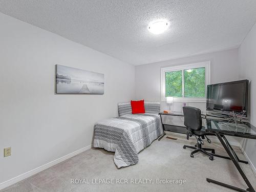 12 Quail Cres, Barrie, ON - Indoor Photo Showing Bedroom