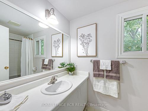 12 Quail Cres, Barrie, ON - Indoor Photo Showing Bathroom