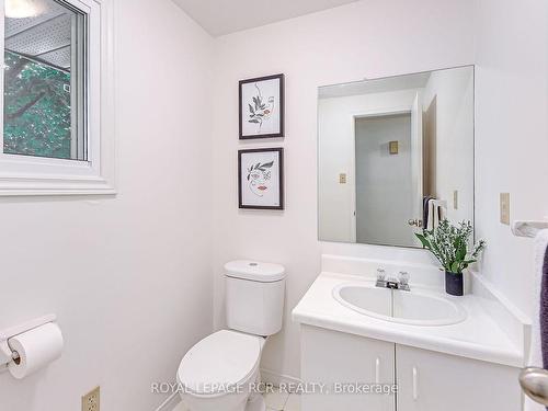 12 Quail Cres, Barrie, ON - Indoor Photo Showing Bathroom