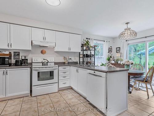 33 Prince Of Wales Dr, Barrie, ON - Indoor Photo Showing Kitchen With Double Sink