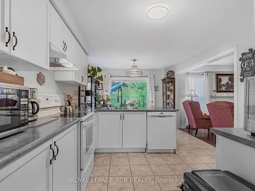 33 Prince Of Wales Dr, Barrie, ON - Indoor Photo Showing Kitchen