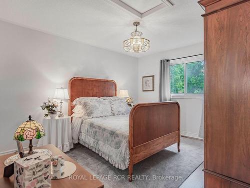 33 Prince Of Wales Dr, Barrie, ON - Indoor Photo Showing Bedroom