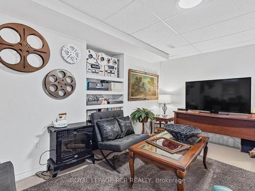 33 Prince Of Wales Dr, Barrie, ON - Indoor Photo Showing Living Room